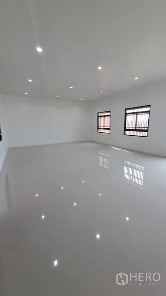 Warehouse for rent in Lam Luk Ka, Pathum Thani - Polished white office space with glossy tiles, recessed LED lighting and windows.