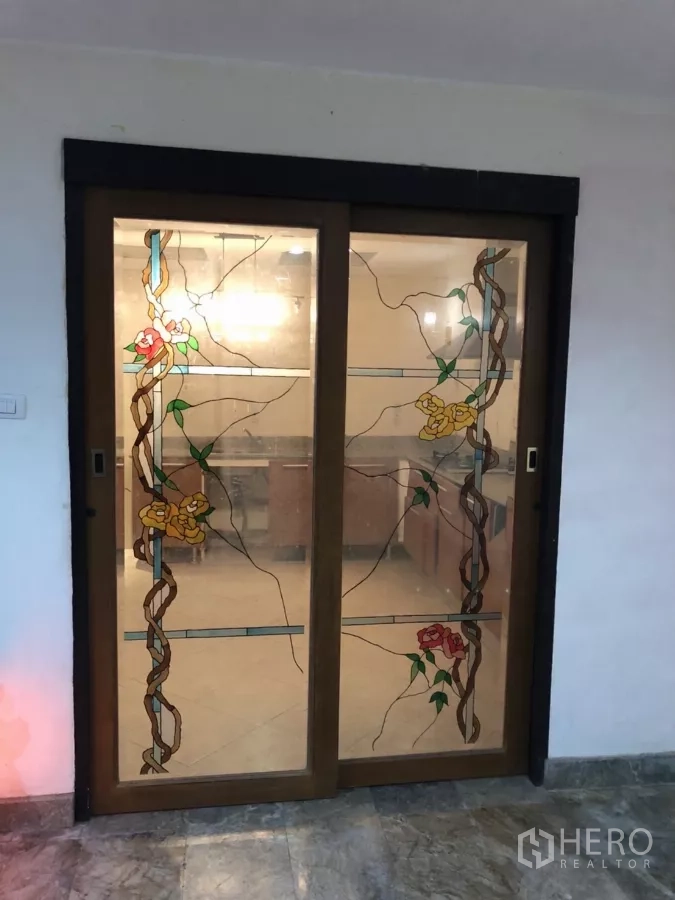 带办公室的家 出租在Phra Khanong, Bangkok - 花卉彩绘玻璃推拉门的近景，通往相邻房间。