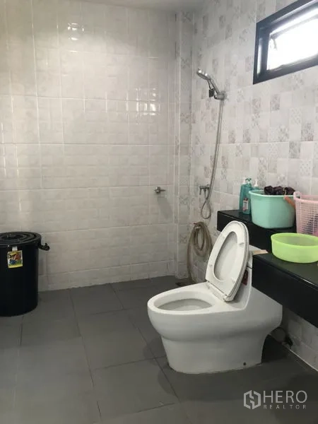 Detached House for sale in Lam Luk Ka, Pathum Thani - Tiled bathroom with shower, toilet and long counter.