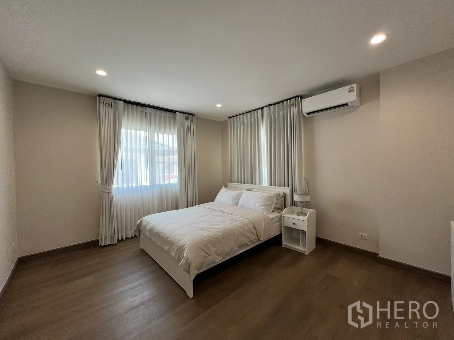 Detached House for rent in Mueang Samut Prakan, Samut Prakan - Another bedroom with double bed, dresser and air conditioner.