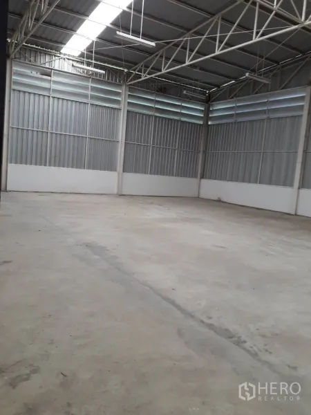 Warehouse for rent or sale in Khlong Luang, Pathum Thani - Open warehouse bay with skylights, ventilation louvres and metal cladding walls.