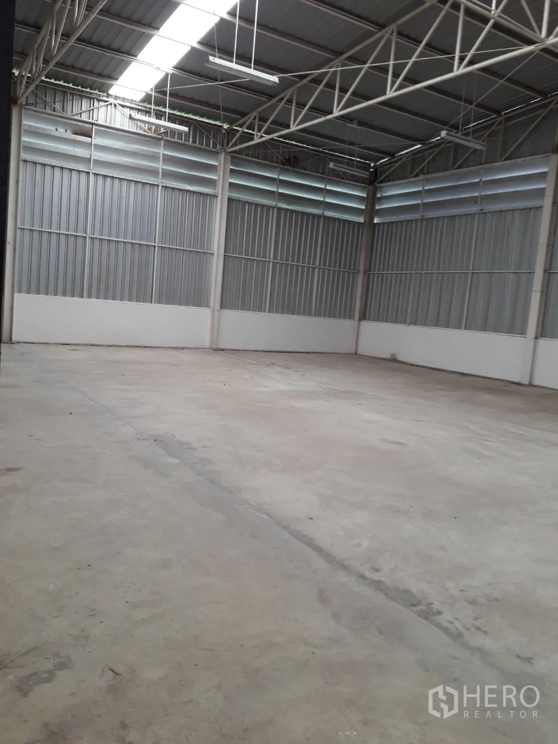 Warehouse for rent or sale in Khlong Luang, Pathum Thani - Open warehouse bay with skylights, ventilation louvres and metal cladding walls.
