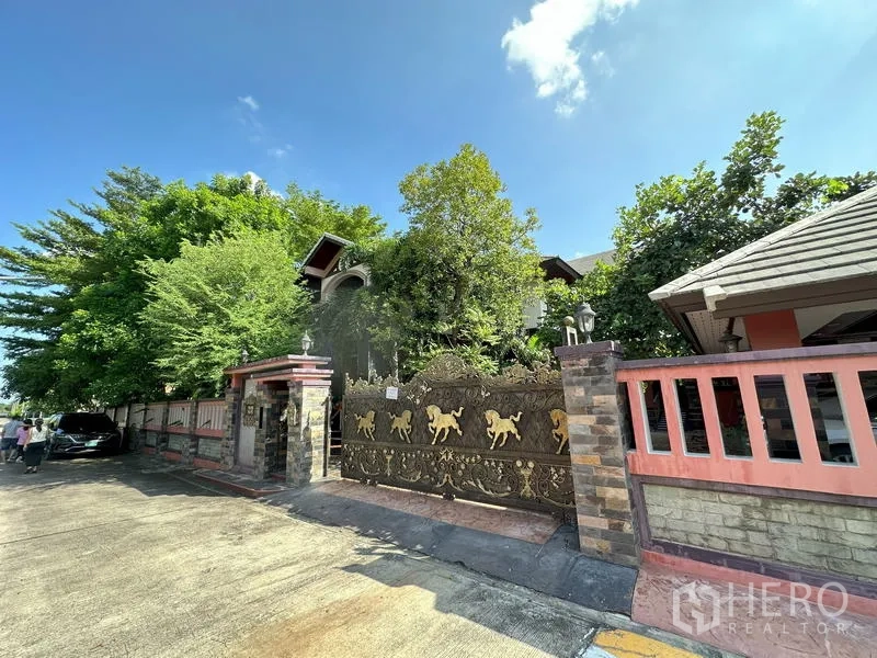 Detached House for sale in Lam Luk Ka, Pathum Thani - Ornate gated entrance and perimeter wall of detached house in Lam Luk Ka, Pathum Thani