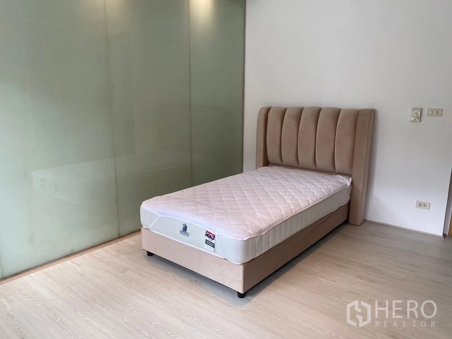 Detached House for rent in Suan Luang, Bangkok - Minimal guest bedroom with a single bed and frosted glass wall.