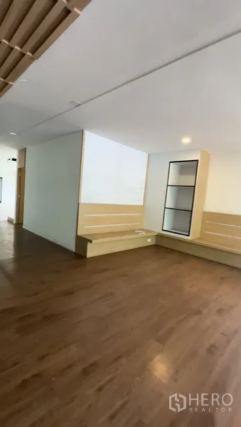 Retail Space for rent in Bang Na, Bangkok - Compact pantry with upper and lower cabinets and countertop in the retail space.