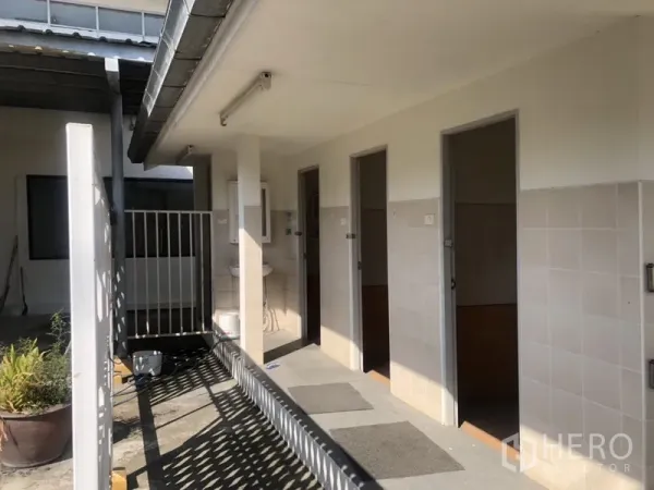 货栈 出租在Prawet, Bangkok - 仓库卫生间区域，瓷砖墙面与洗手盆