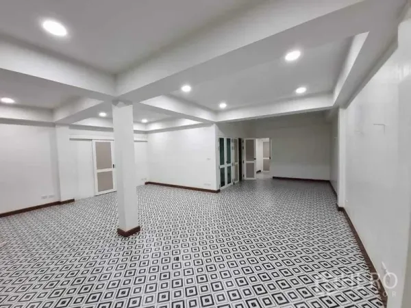 Shophouse for rent in Bang Rak, Bangkok - Large room with black-and-white geometric tile flooring, bright recessed lighting and open layout.