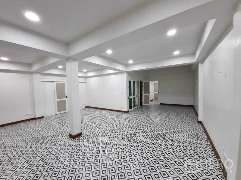 Shophouse for rent in Bang Rak, Bangkok - Large room with black-and-white geometric tile flooring, bright recessed lighting and open layout.