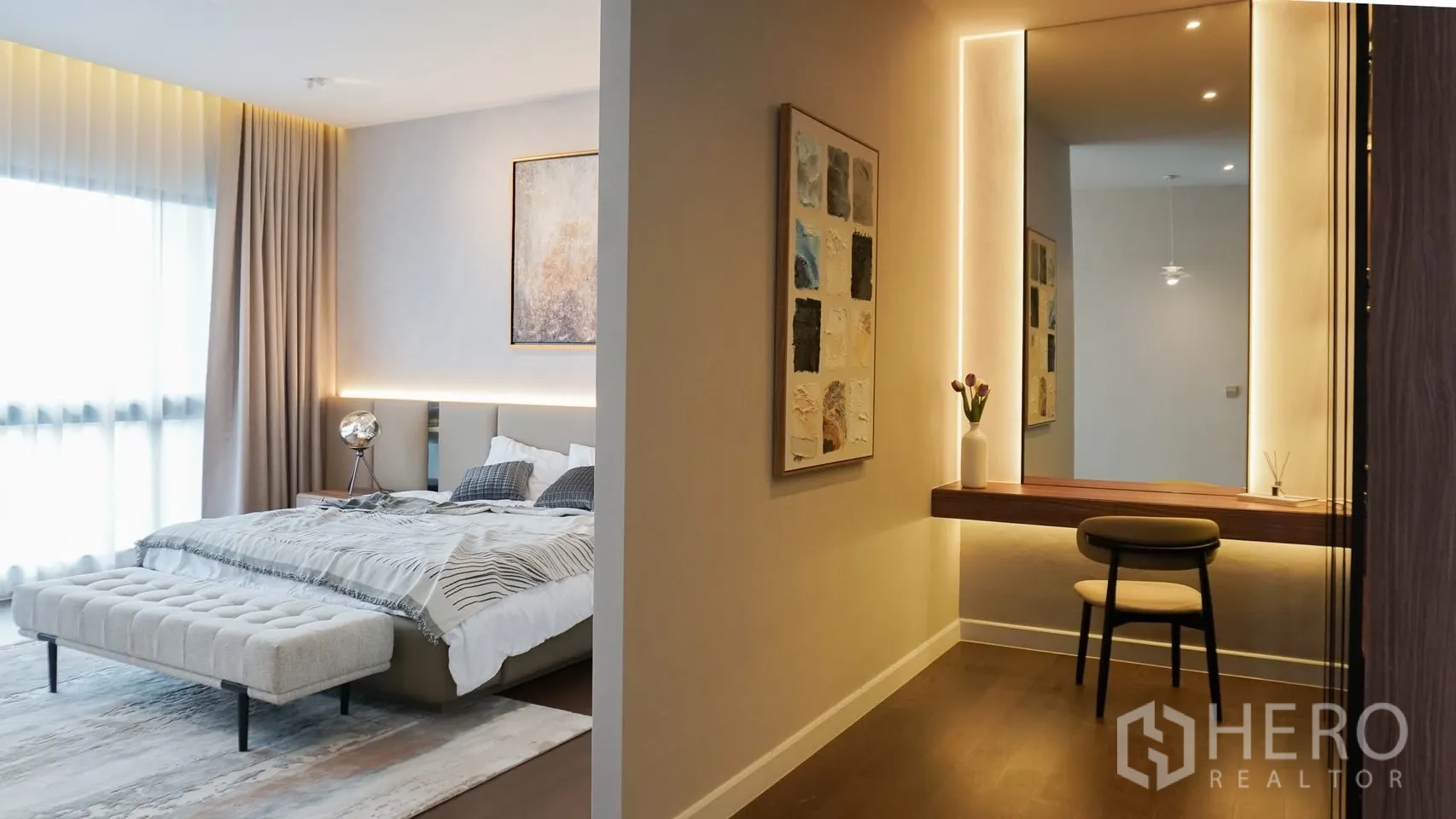 Detached House for rent or sale in Bang Kapi, Bangkok - Walk-in closet with glass-front wardrobes and built-in dressing table.