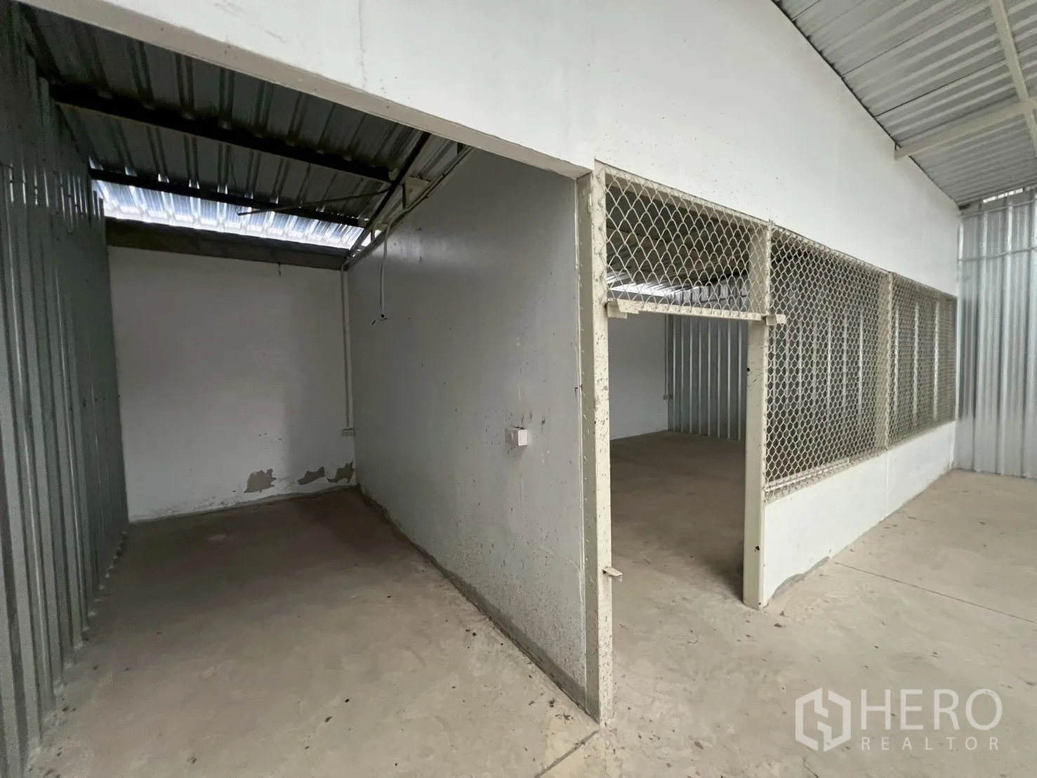 Warehouse for rent in Min Buri, Bangkok - Entry to the storage room and mesh enclosure within the warehouse workspace.