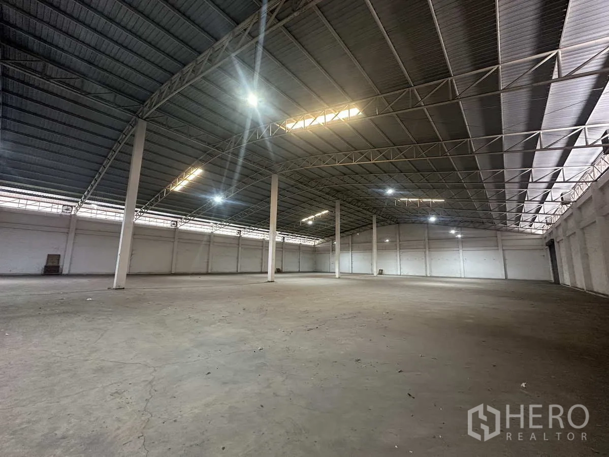 Warehouse for rent in Phra Nakhon Si Ayutthaya - Expansive warehouse interior with high clear-span steel roof and durable concrete floor.