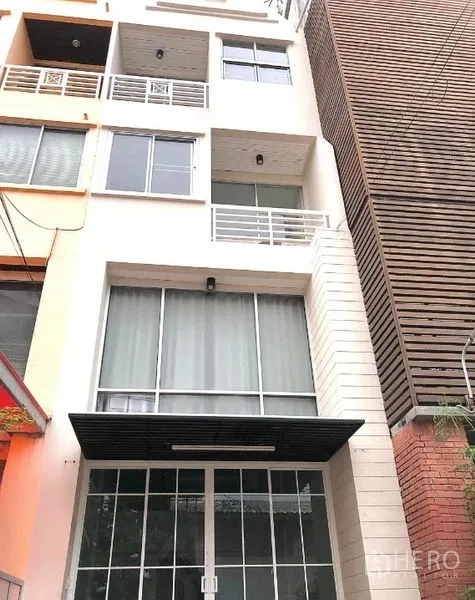 Home Office for rent in Wang Thonglang, Bangkok - Four-storey home office facade with large glass frontage and small balconies in Wang Thonglang, Bangkok.