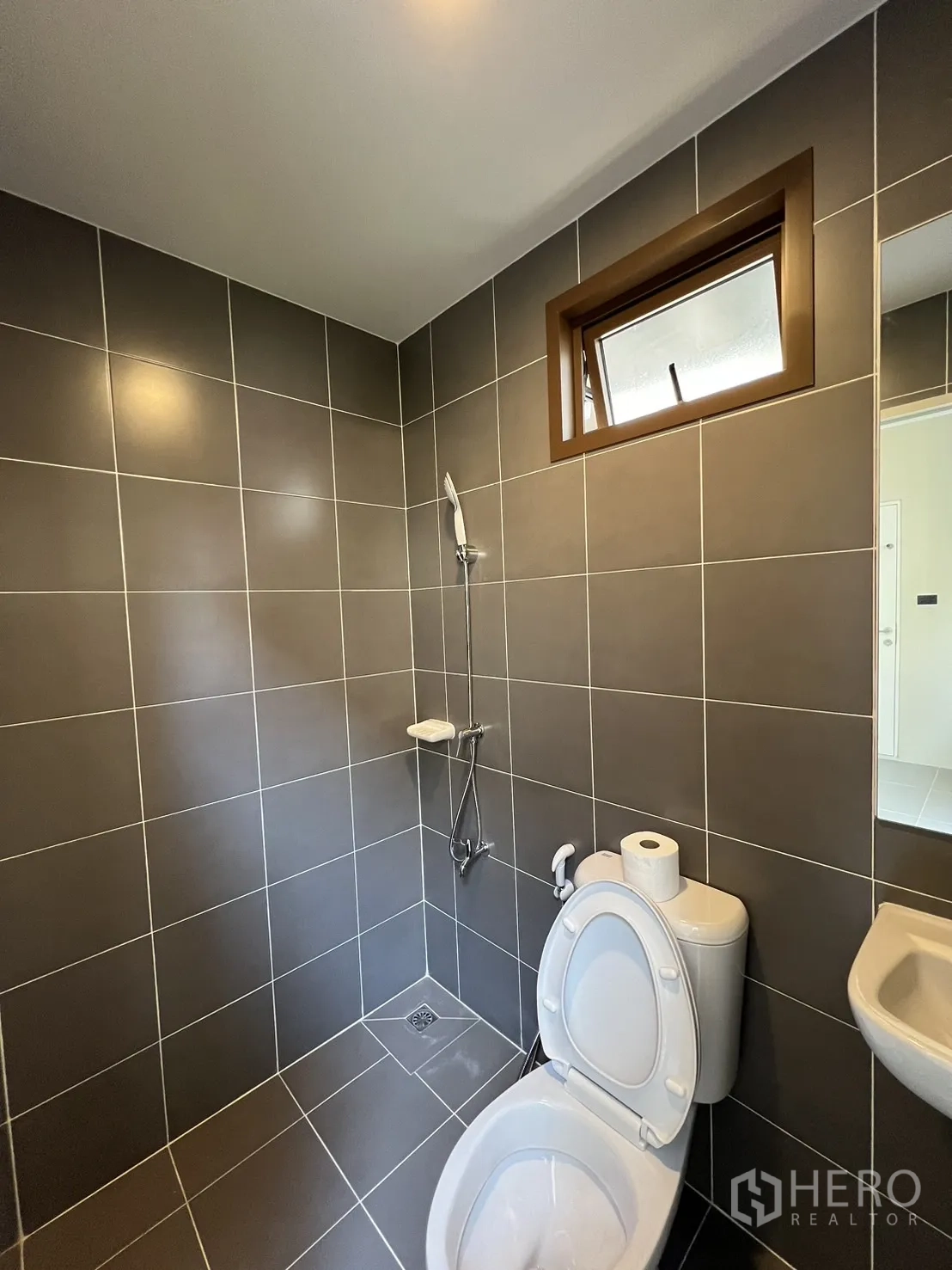 Detached House for rent or sale in Bang Kapi, Bangkok - Laundry and utility room with deep sink and two service doors.