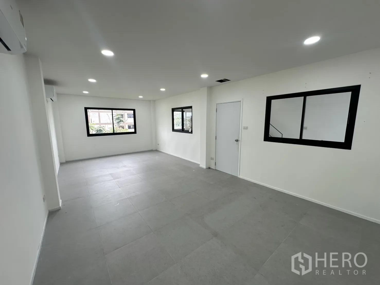 Home Office for rent or sale in Bang Na, Bangkok - Bright office room from another angle with multiple windows and downlights.