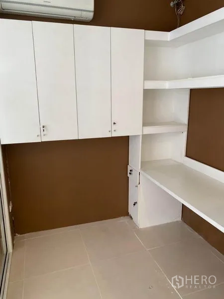 Home Office for rent in Wang Thonglang, Bangkok - Workroom with white built-in cabinets and shelves plus air conditioning.