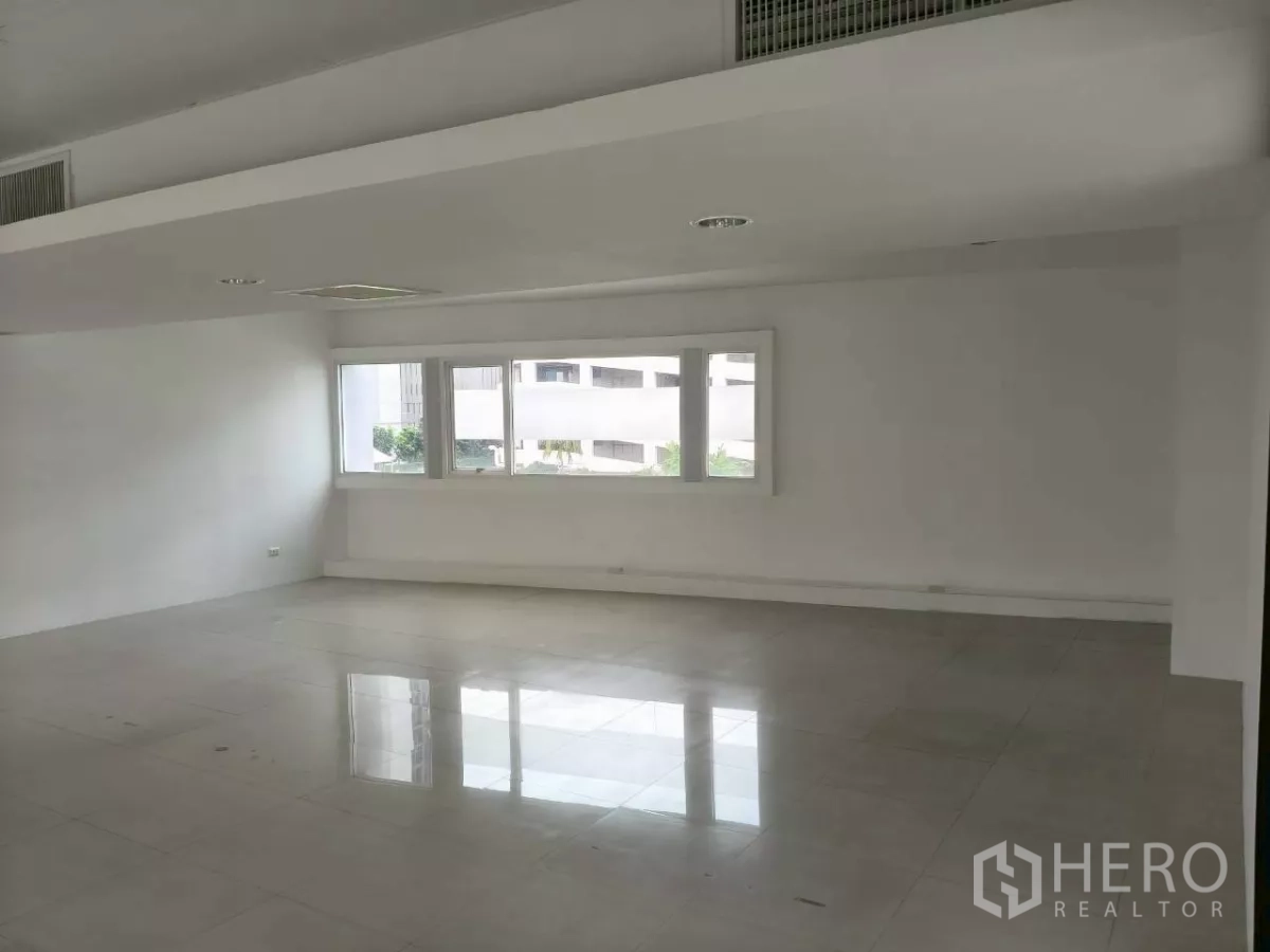 Office Space for rent in Chatuchak, Bangkok - Empty office corner with windows bringing in natural light