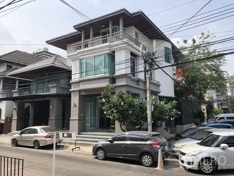 带办公室的家 出租在Wang Thonglang, Bangkok - 三层现代住办一体建筑外观，临街立面带阳台与绿化。