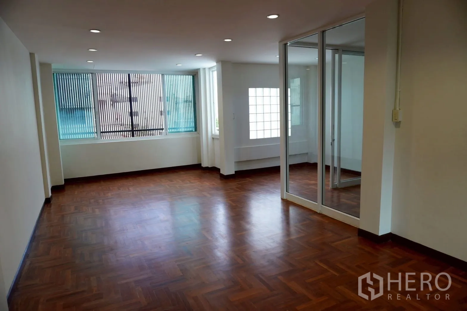 带办公室的家 for rent in Watthana, Bangkok - 开放办公区，宽窗与镜面玻璃墙。