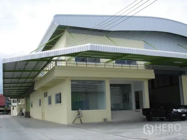 Warehouse for rent in Lat Krabang, Bangkok - Modern warehouse exterior in Lat Krabang with wide covered loading bay, office frontage and ample truck parking.