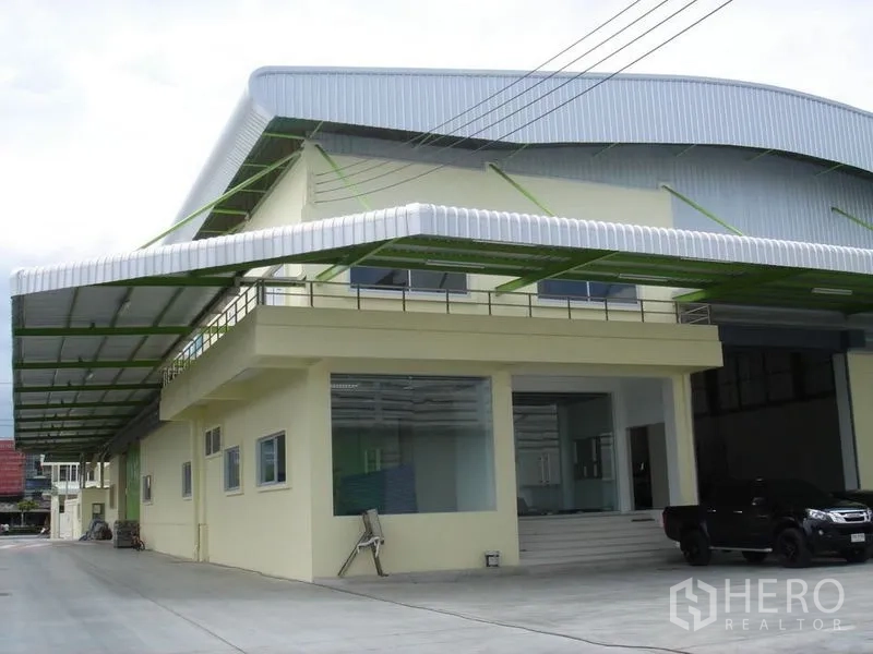 Warehouse for rent in Lat Krabang, Bangkok - Modern warehouse exterior in Lat Krabang with wide covered loading bay, office frontage and ample truck parking.