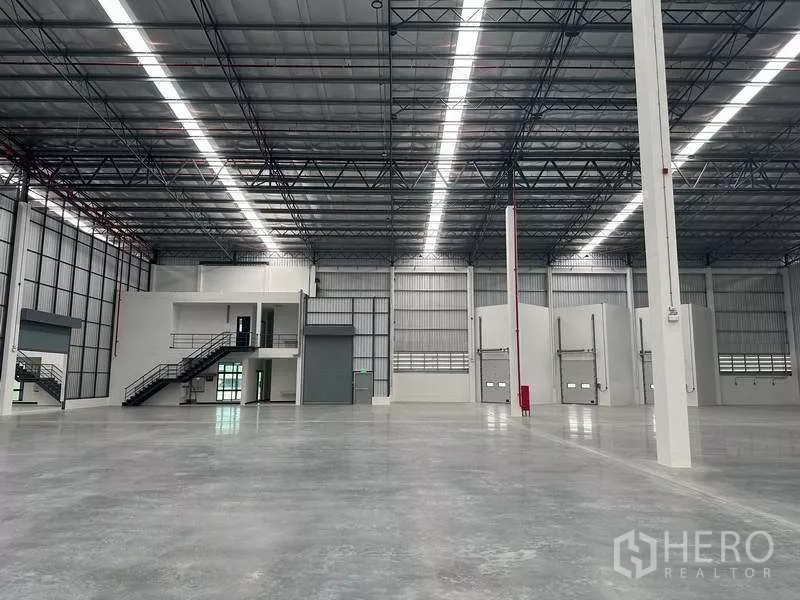 货栈 出租在Chon Buri - 宽幅仓储空间，配高架照明、消防设施与装卸门。