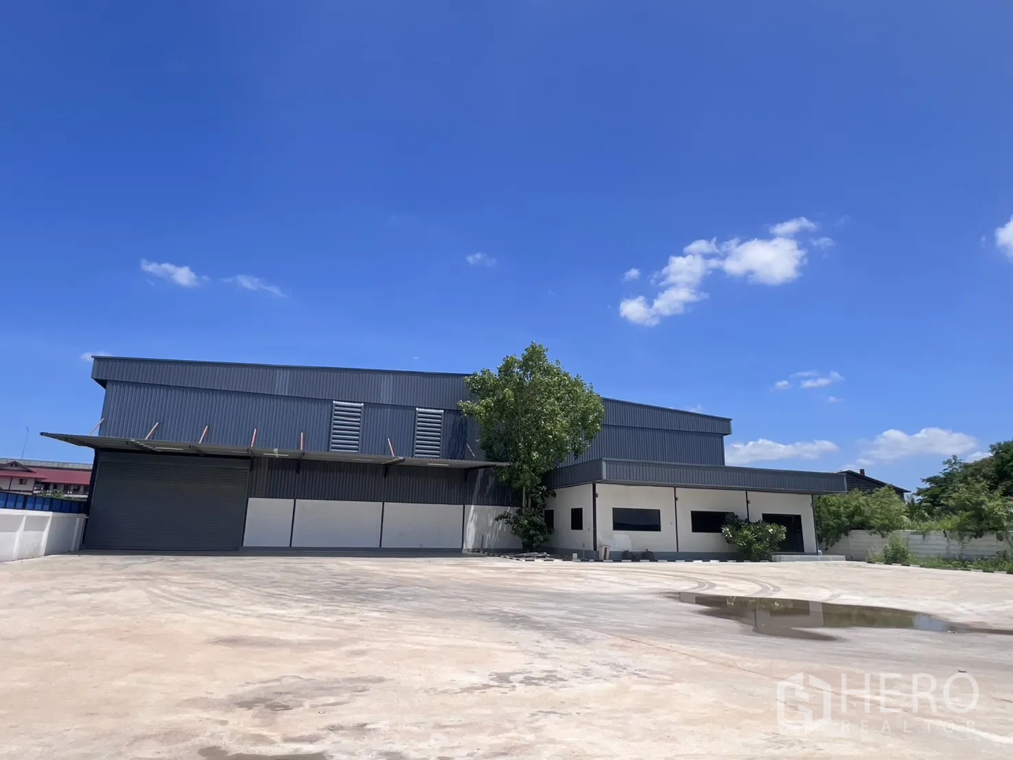 仓库 for rent in Mueang Samut Sakhon, Samut Sakhon - 仓库园区全景，铺装场地与围墙清晰可见。