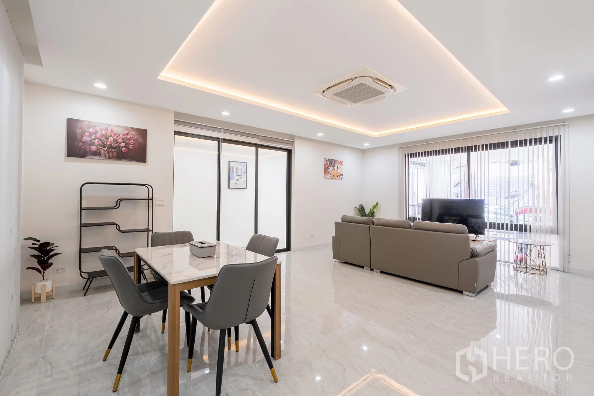 โฮมออฟฟิศ for rent in Khlong Toei, Bangkok - ห้องนั่งเล่นและรับประทานอาหารแบบเปิดโล่ง พื้นเงา เพดานซ่อนไฟ โซฟาและโต๊ะทานอาหาร