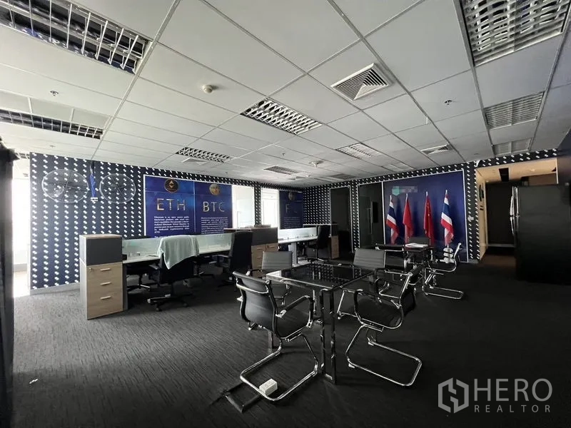 办公空间 出租在Huai Khwang, Bangkok - 协作区，玻璃桌、金属框椅与图案墙面。