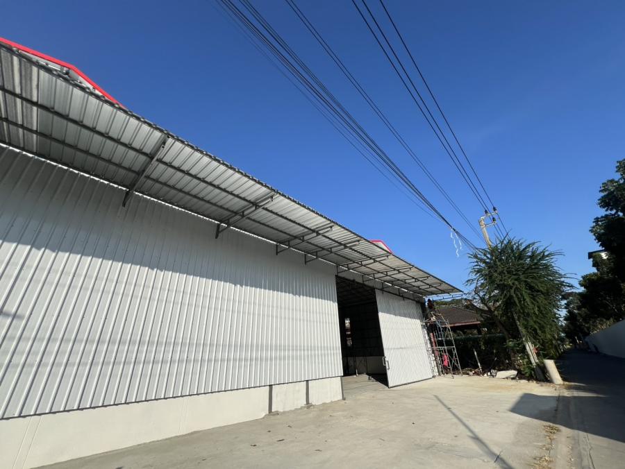 Warehouse for rent in Saphan Sung, Bangkok - Close-up of corrugated metal facade and canopy above sliding doors of the warehouse in Saphan Sung, Bangkok.