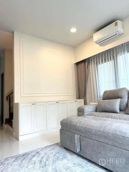 独立式住宅 出租在Bang Phli, Samut Prakan - 舒适角落沙发区，带内置储物柜与壁挂空调。