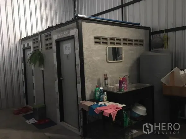 货栈 出租在Bang Kapi, Bangkok - 仓库内的独立卫生间与清洗水槽，金属板墙体。
