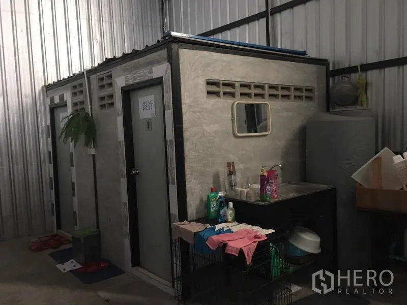 货栈 出租在Bang Kapi, Bangkok - 仓库内的独立卫生间与清洗水槽，金属板墙体。