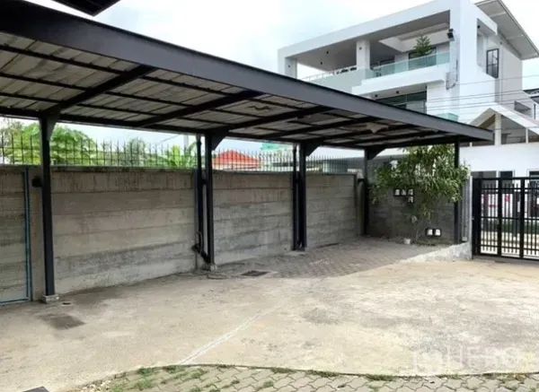 สำนักงานที่บ้าน ให้เช่าในLat Phrao, Bangkok - ที่จอดรถมีหลังคาติดริมกำแพงคอนกรีต