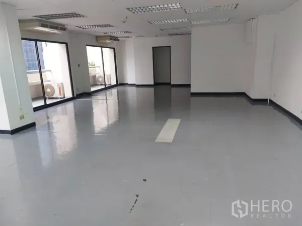 Office Space for rent in Pathum Wan, Bangkok - Spacious 105 sqm office area with multiple glass doors, white walls, and installed air-conditioning units.