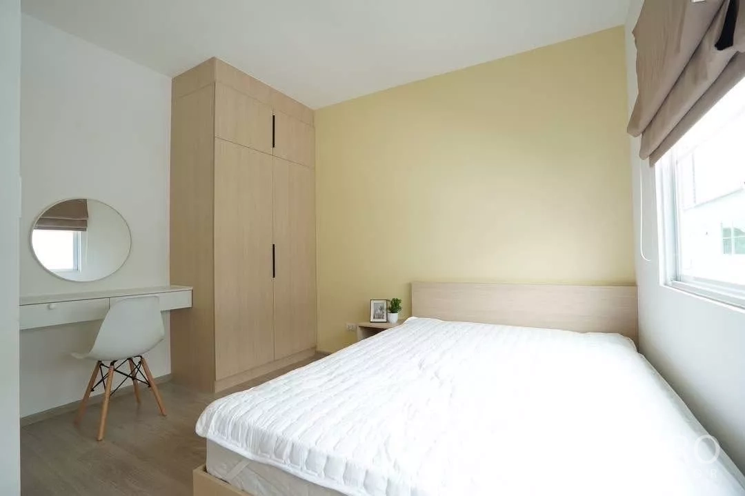 Townhouse for rent in Bang Phli, Samut Prakan - Cozy second bedroom with wardrobe, dressing corner and sunlit window