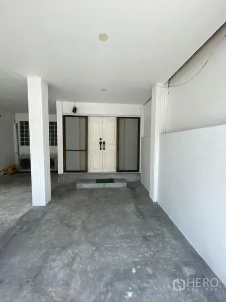 Townhouse for rent in Phra Khanong, Bangkok - Front entry of the townhouse with double doors and a sheltered porch.