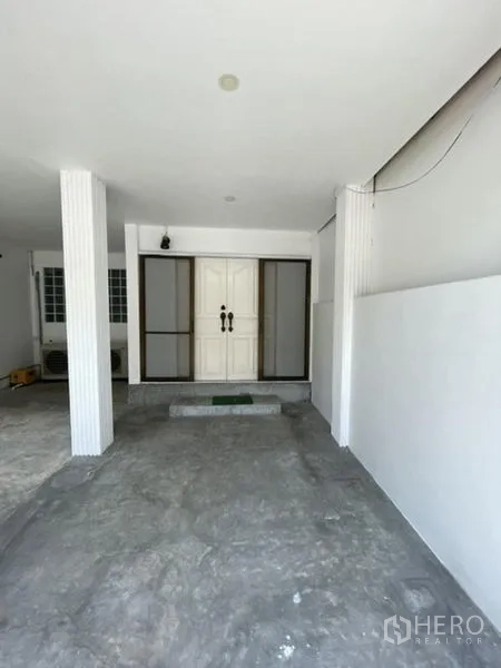 Townhouse for rent in Phra Khanong, Bangkok - Front entry of the townhouse with double doors and a sheltered porch.