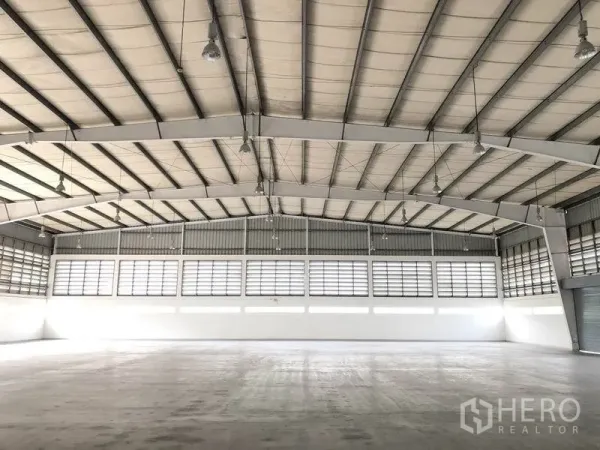 Factory for rent in Bang Pa-in, Phra Nakhon Si Ayutthaya - Spacious production hall with high clear-span steel roof and ample windows.
