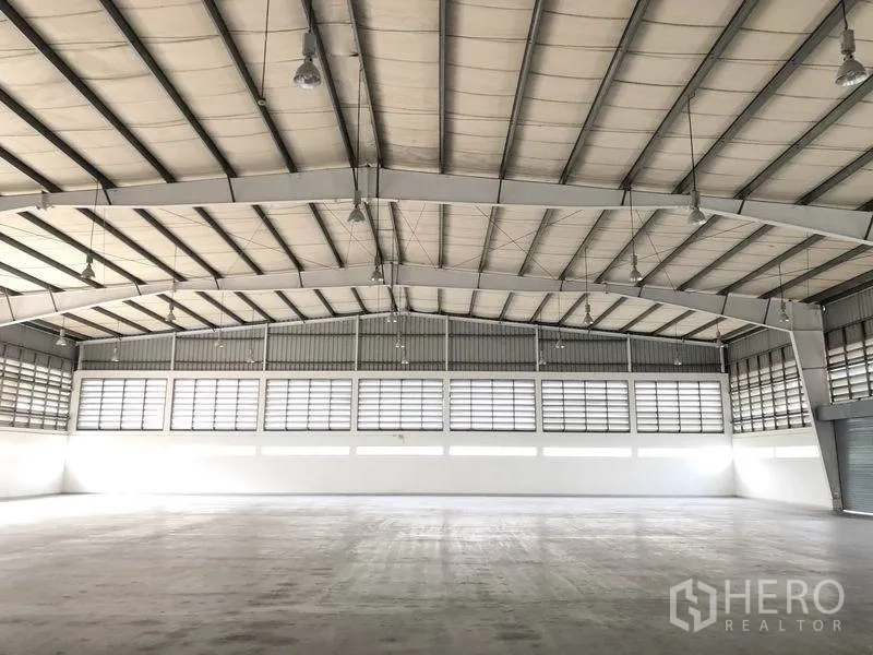 Factory for rent in Bang Pa-in, Phra Nakhon Si Ayutthaya - Spacious production hall with high clear-span steel roof and ample windows.