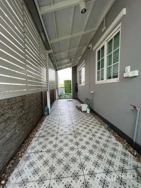 独立式住宅 出租或出售在Khan Na Yao, Bangkok - 侧边有顶走道，花纹地砖与遮挡百叶，带生活工作区。