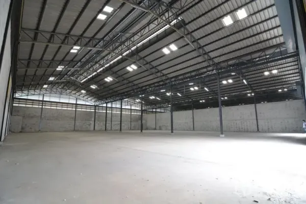 Warehouse for rent in Phra Pradaeng, Samut Prakan - Wide warehouse space with steel columns, insulated roof and bright skylights.