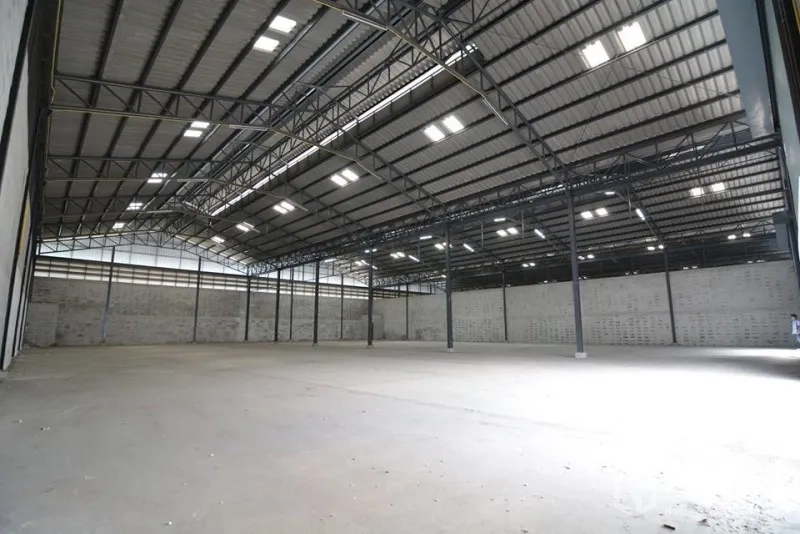 Warehouse for rent in Phra Pradaeng, Samut Prakan - Wide warehouse space with steel columns, insulated roof and bright skylights.
