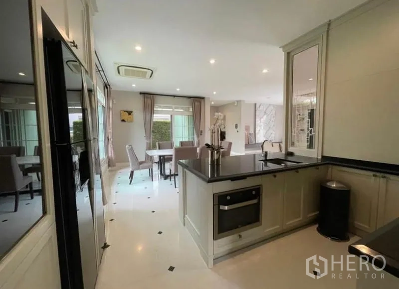 独立式住宅 出租在Bang Phli, Samut Prakan - 西式厨房连餐区，带中岛、烤箱并可观花园景。