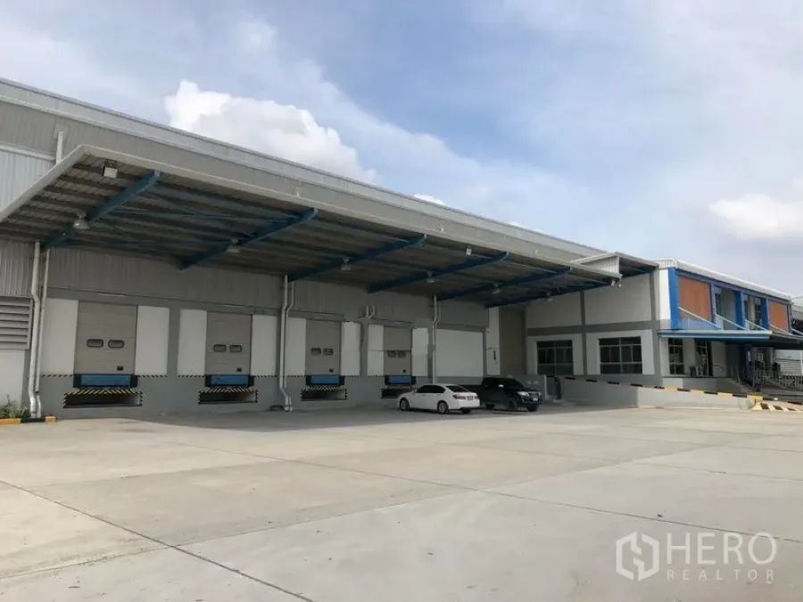 货栈 出租在Bang Phli, Samut Prakan - 邦普里物流仓库外观，带雨棚的装卸月台与宽阔混凝土场地