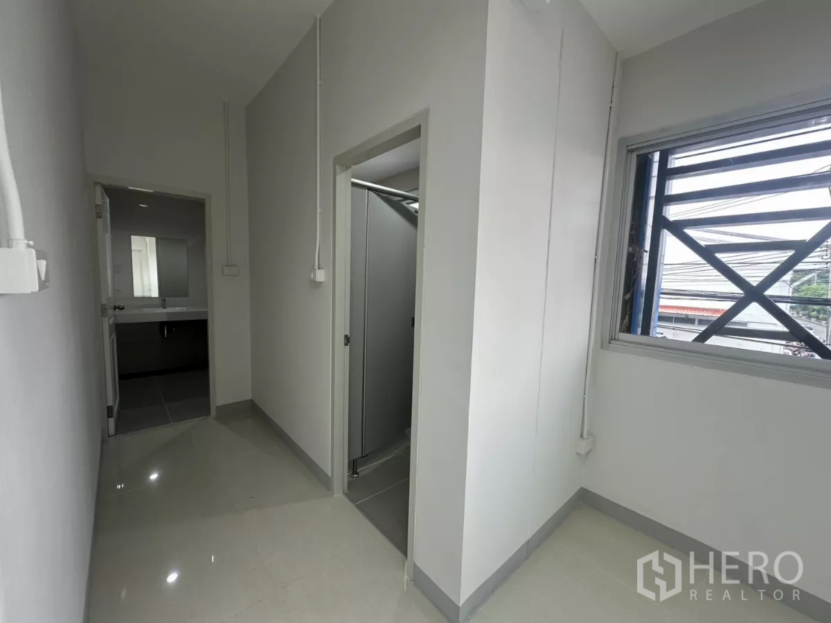 โรงงาน ให้เช่าในBang Phli, Samut Prakan - โถงทางเดินข้างออฟฟิศเชื่อมห้องน้ำ มีช่องหน้าต่างรับแสง