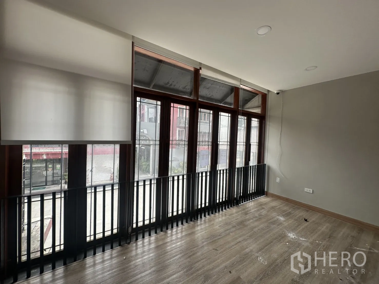 Home Office for rent in Pathum Wan, Bangkok - Bright room with full-height windows, roller blinds and wood flooring facing the courtyard.