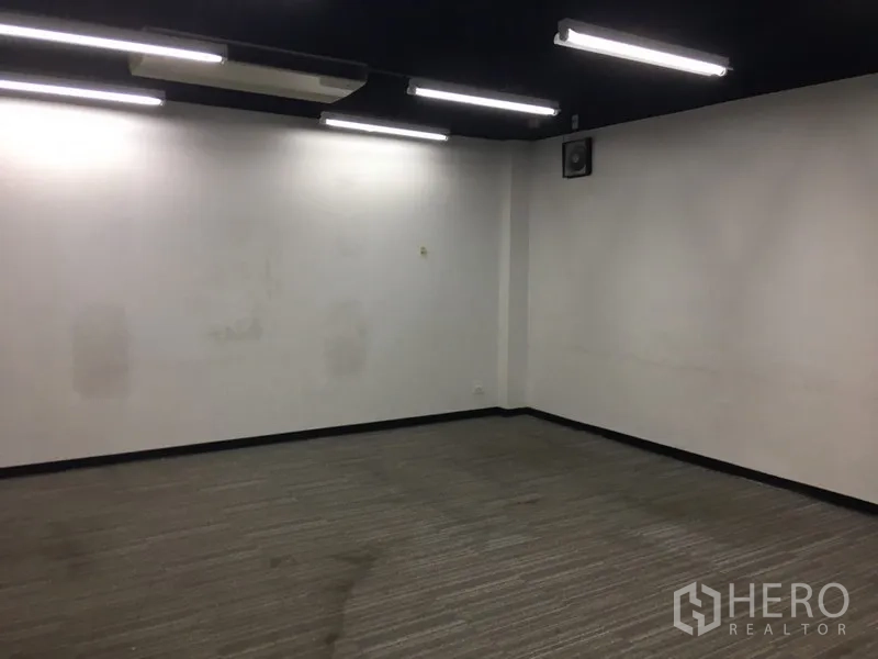 Office Space for rent in Huai Khwang, Bangkok - Carpeted meeting room with white walls and linear ceiling lights.