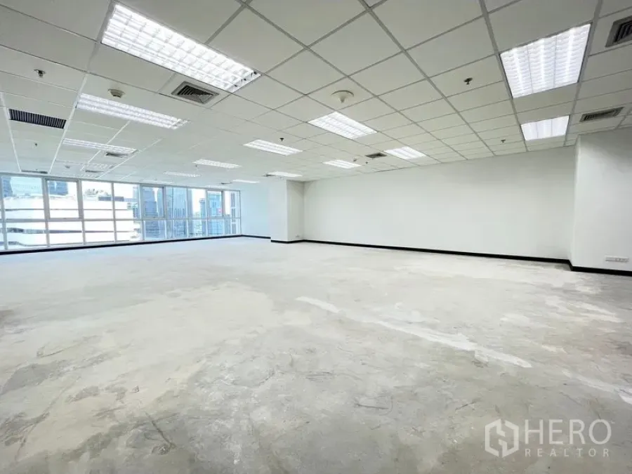 办公空间 出租在Khlong Toei, Bangkok - 开放式办公室，整面采光窗享城市景观，白色墙面与网格吊顶。