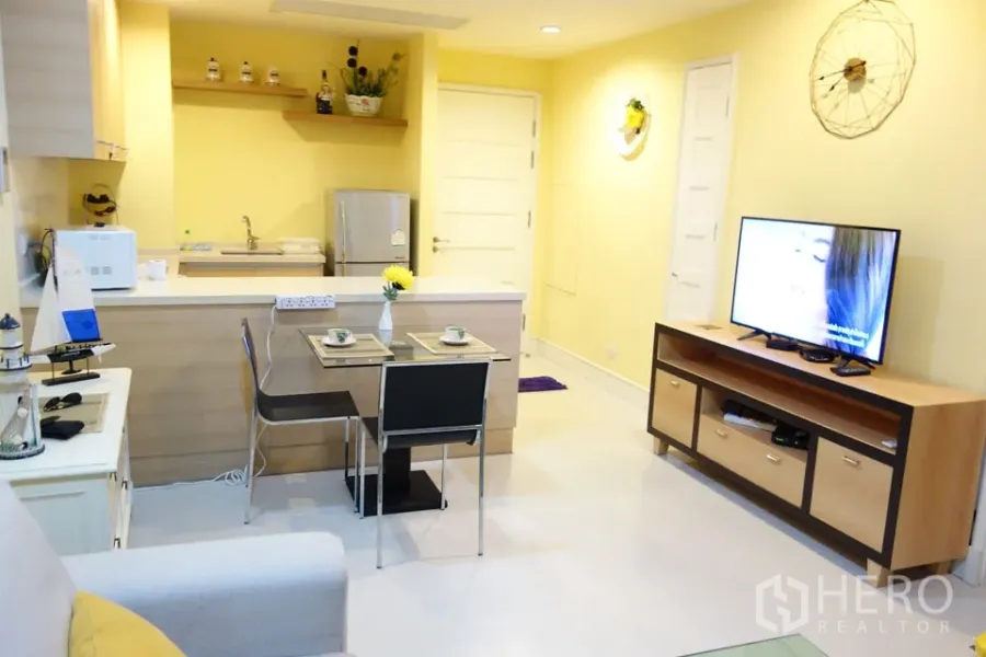 Condominium for rent in Khlong Toei, Bangkok - Open-plan kitchen with breakfast bar, dining for two and TV console in a 1-bedroom condo.
