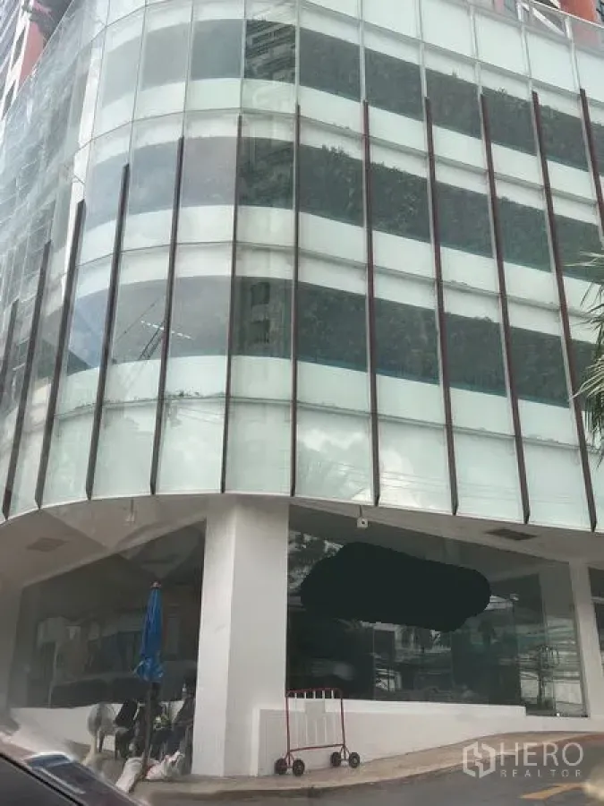零售空间 出租在Khlong Toei, Bangkok - 曼谷空堤区一层转角零售铺面，弧形落地玻璃立面与临街大橱窗，临近BTS Phrom Phong。